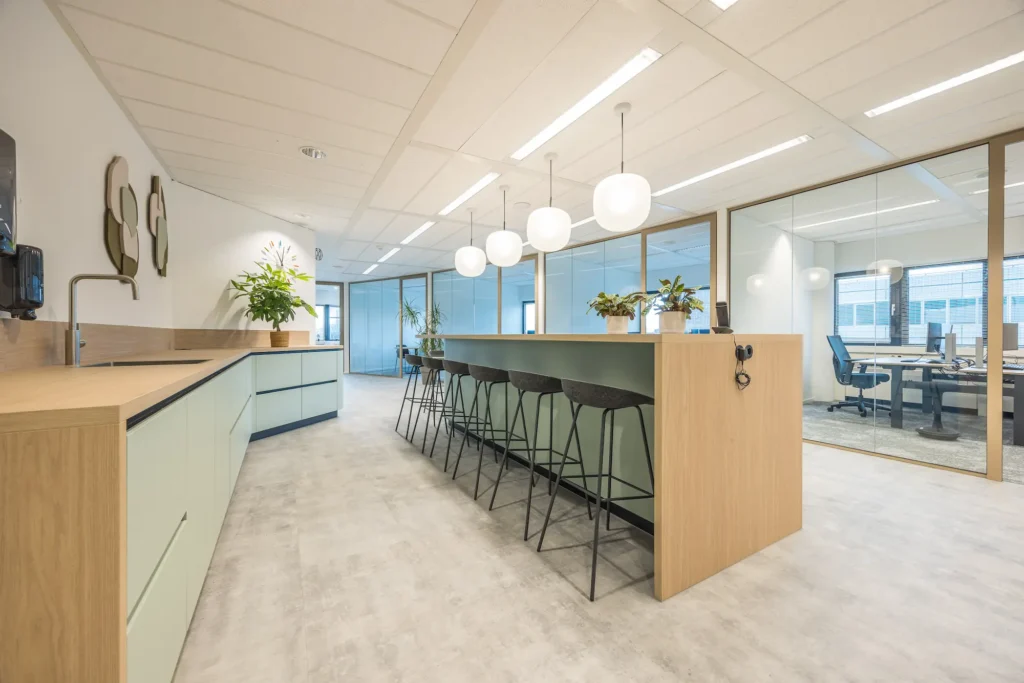 Moderne kantoorruimte van Zorggroep Haarlemmermeer met stijlvolle keuken en vergaderzaal.