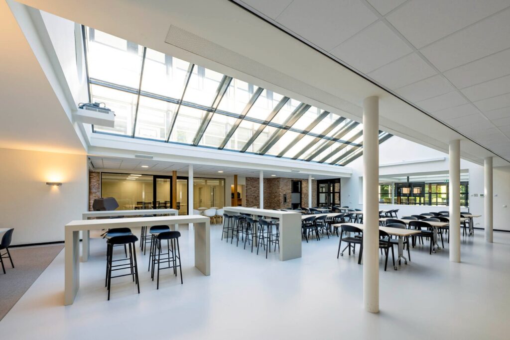 Moderne, lichte kantoorruimte met glazen dak en strakke inrichting op Elspeterweg 22-12.