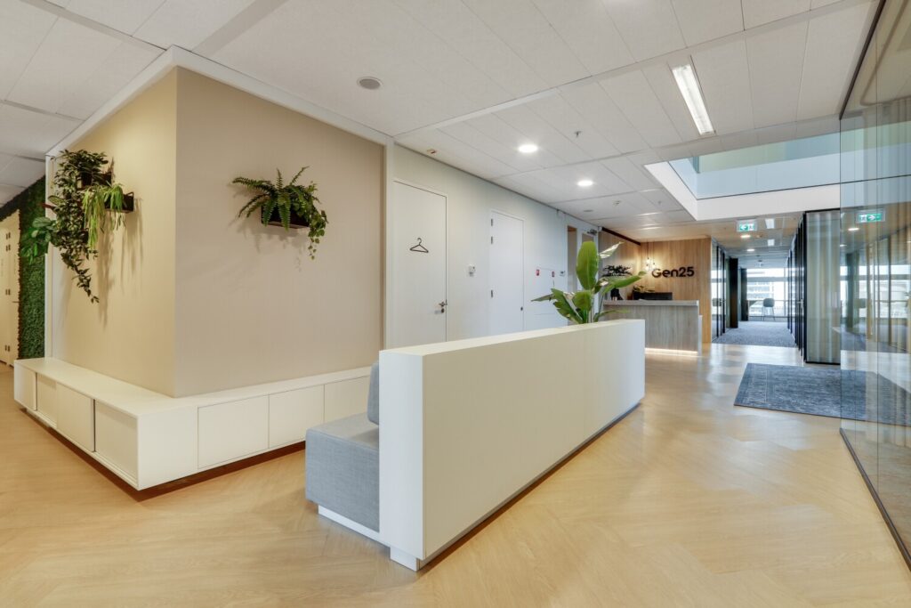 Moderne kantoorentree van Gen25 met strakke vormgeving en groene planten.
