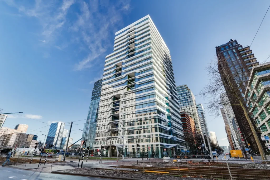 Modern kantoorgebouw aan de Gustav Mahlerlaan in Amsterdam omgeven door andere hoge gebouwen.