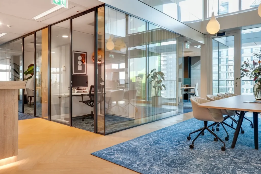 Moderne kantoorruimte met glazen vergaderruimte en stijlvolle inrichting in het Gustav Mahler-gebouw.