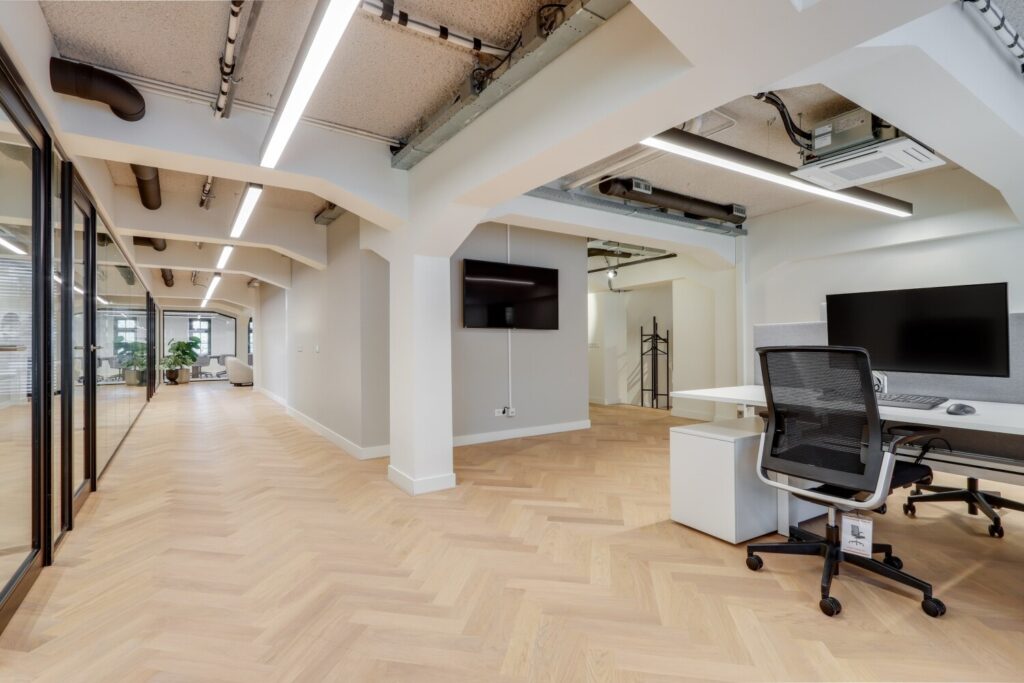Modern kantoorinterieur met glazen vergaderruimte en werkplek, gelegen aan de Singel.