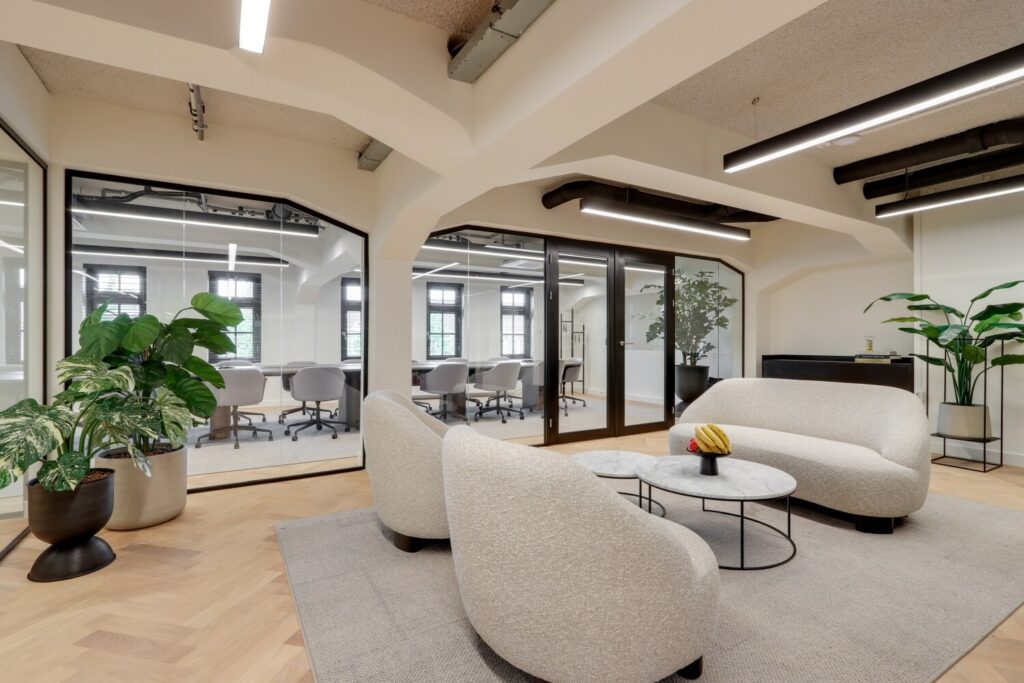 Moderne en stijlvolle kantoorruimte met comfortabele zitbanken, designer salontafels en grote kamerplanten bij Singel 4.