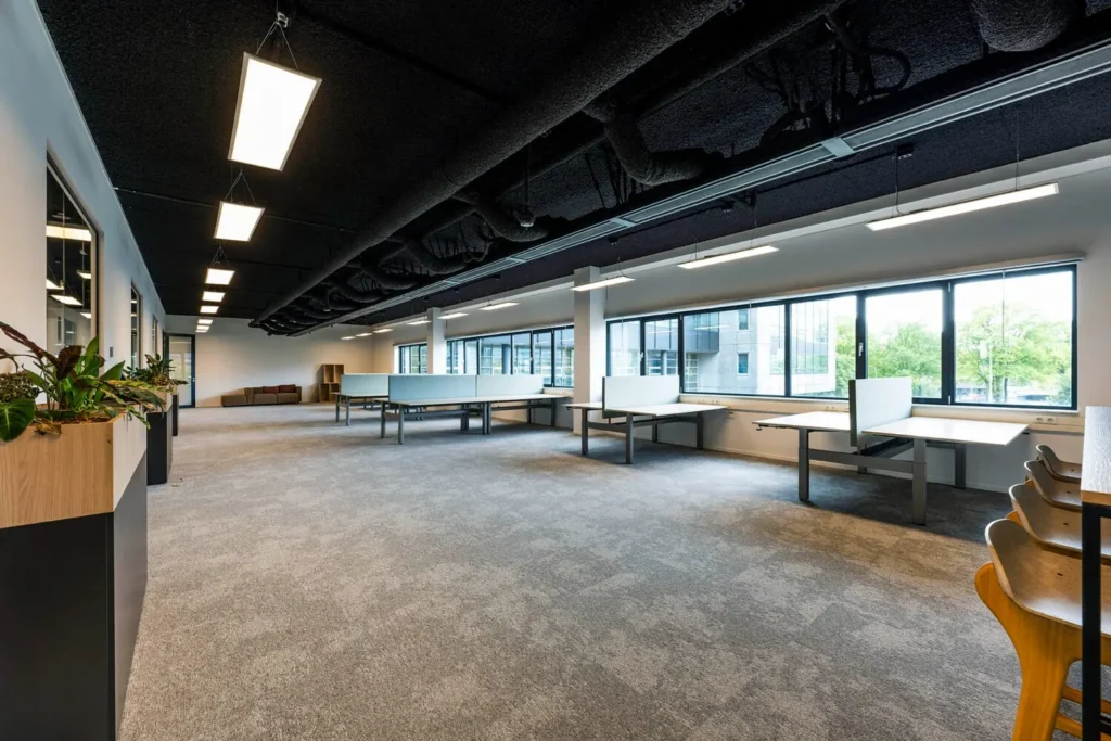 Ruime en moderne kantoorruimte met veel natuurlijk licht en een industriële uitstraling aan de Transformatorweg 76.