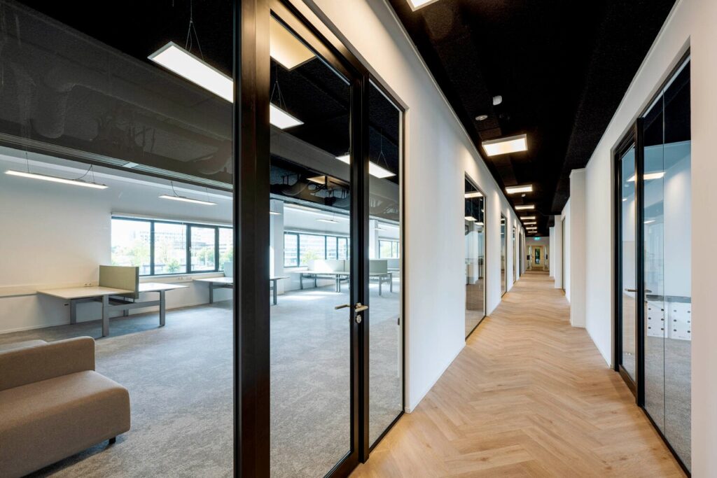 Modern kantoorinterieur met glazen kantoorruimtes aan de Transformatorweg 76.