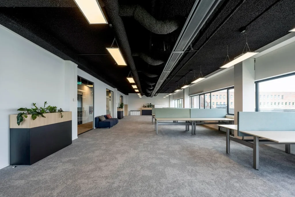 Modern kantoorinterieur aan de Transformatorweg, met open werkplekken en neutrale decoratie.