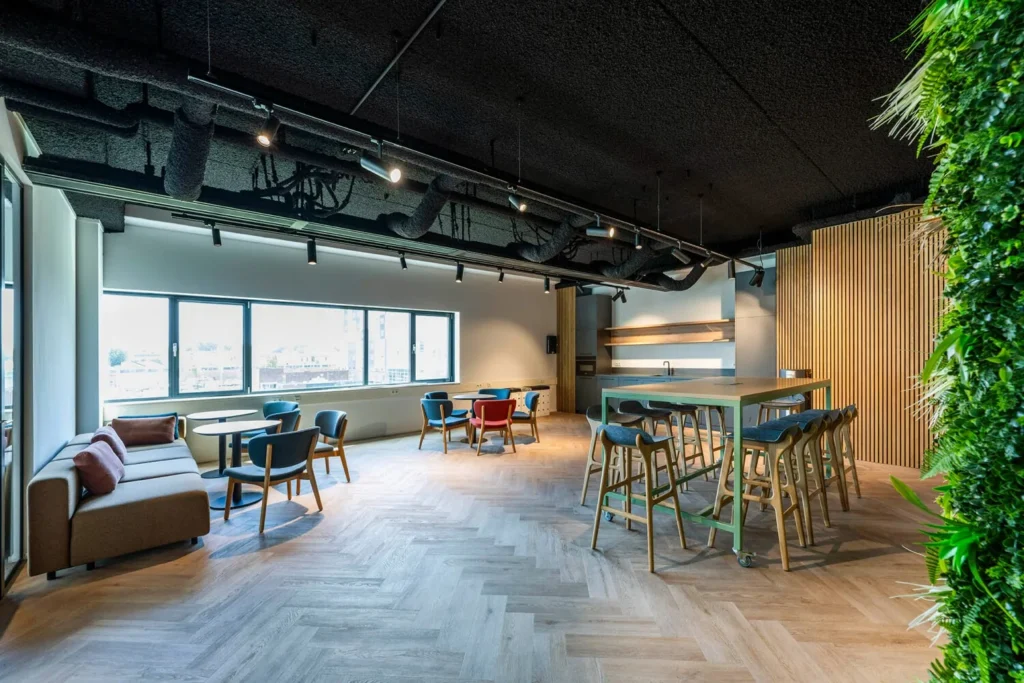 Moderne kantoorruimte met stijlvolle zitplaatsen en een groene wand aan de Transformatorweg 76.