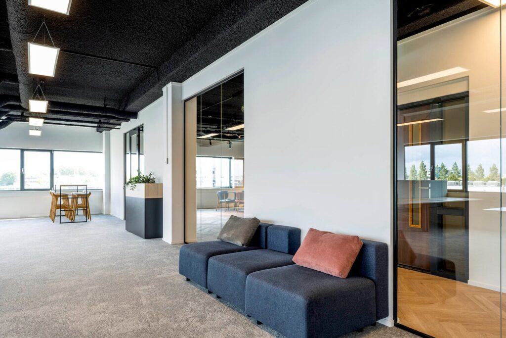 Moderne kantoorruimte met een loungedeel en glazen vergaderruimte op Transformatorweg 76-9.
