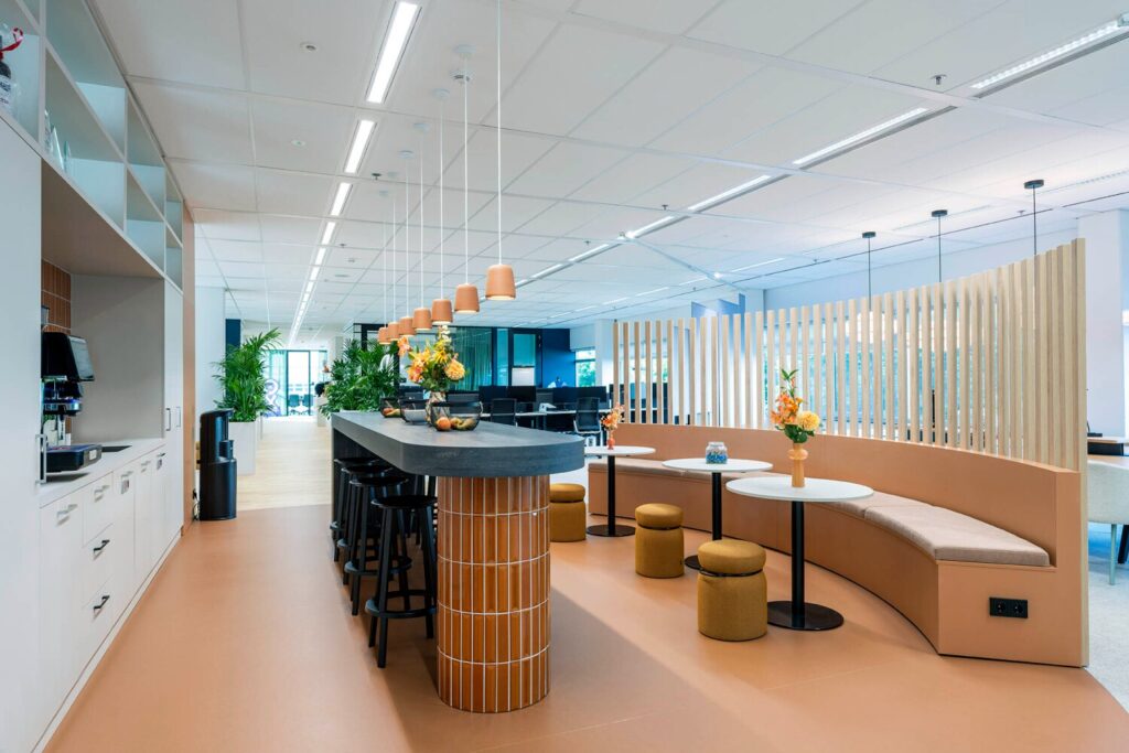 Moderne kantoorruimte aan de Winthontlaan 12 met een stijlvolle gemeenschappelijke ruimte en comfortabele zitplekken.