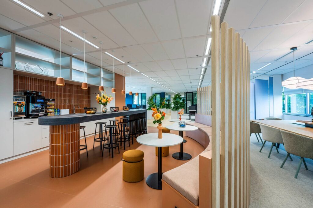 Moderne, open kantoorruimte op Winthontlaan 5 met een stijlvolle keuken en gezellige zitgedeelte.