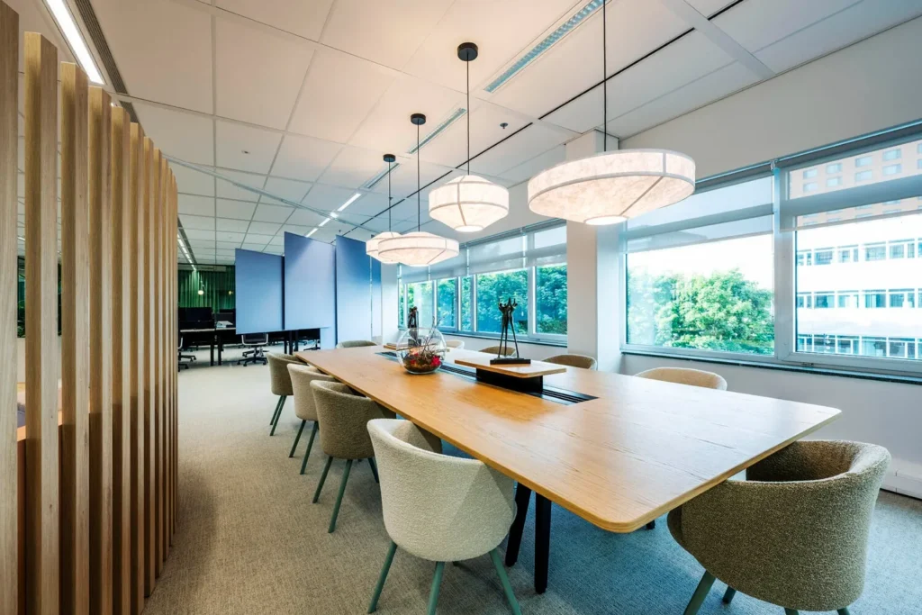 Moderne vergaderruimte aan de Winthontlaan 7 met een lange houten tafel en stijlvolle verlichting.
